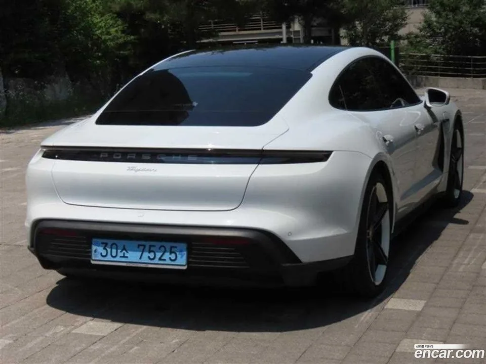 Porsche Taycan 2023 — thumbnail 3