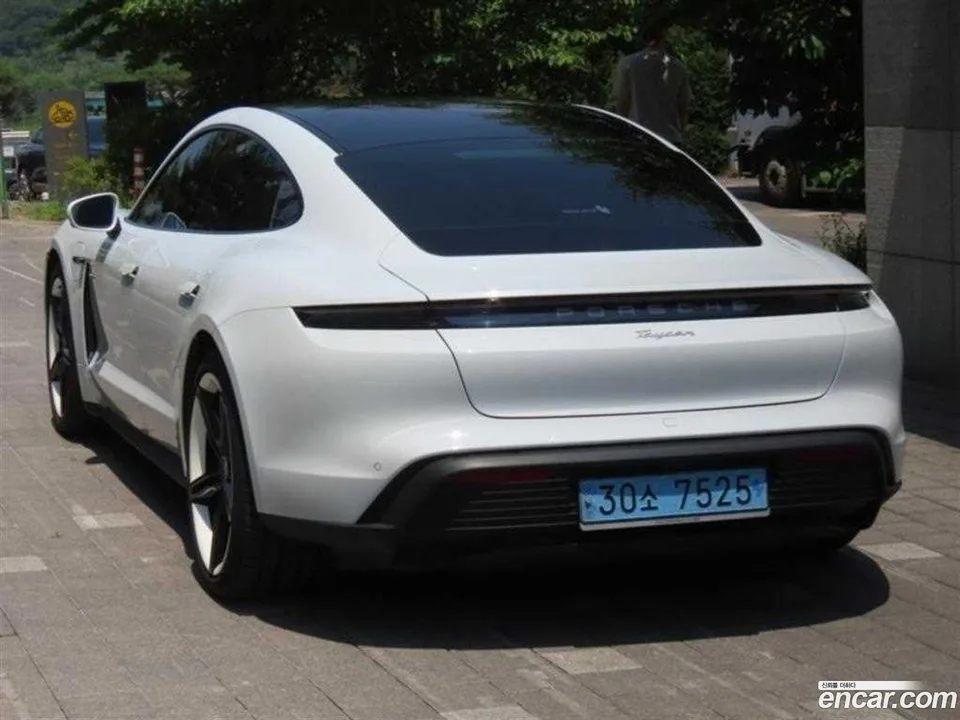 Porsche Taycan 2023 — thumbnail 4