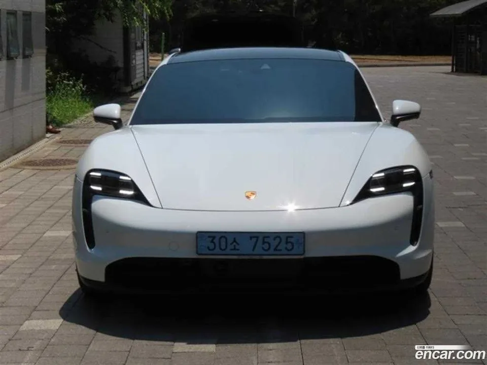 Porsche Taycan 2023 — photo 1, buy with delivery to Moscow