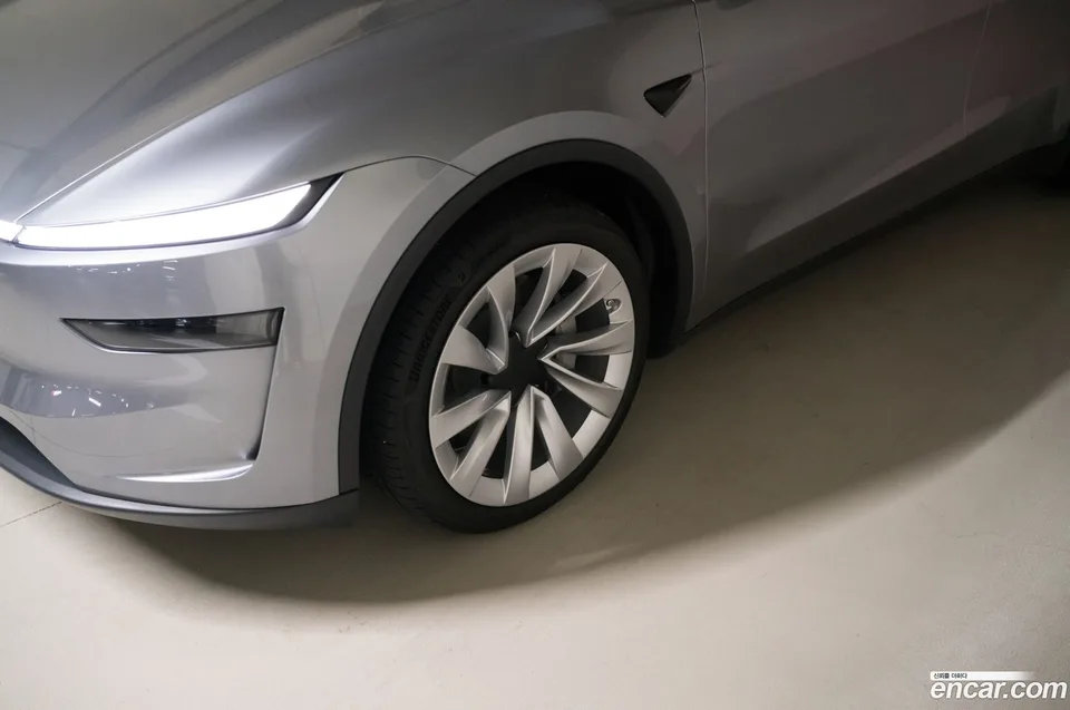 Tesla Model Y AWD 2025 — thumbnail 2