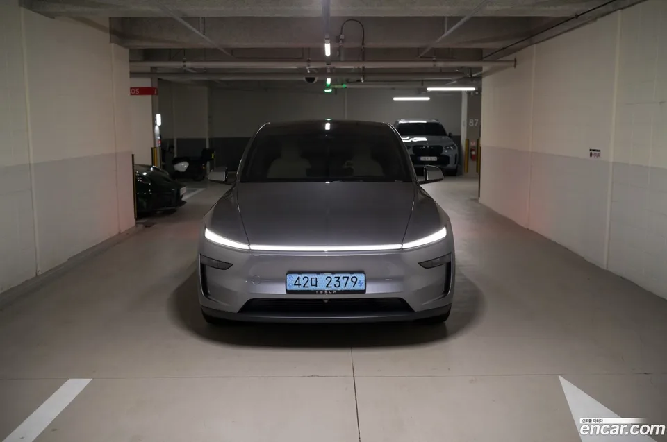Tesla Model Y AWD 2025 — photo 1, buy with delivery to Moscow