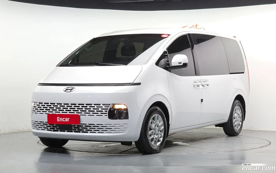Hyundai Staria 5 2023 — photo 1, buy with delivery to Moscow