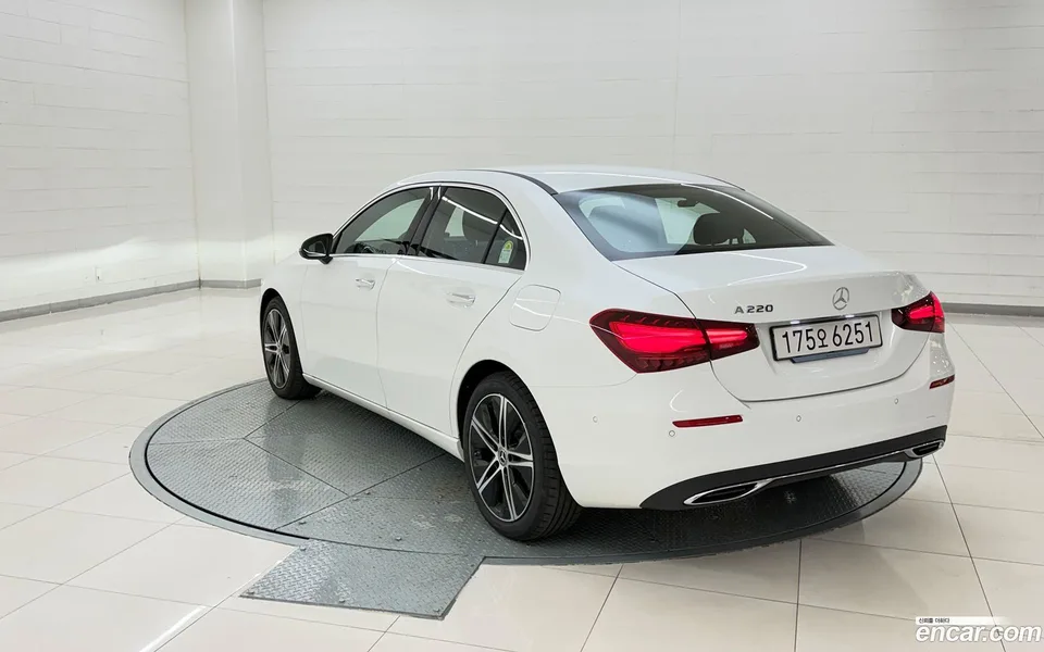 Mercedes-Benz A-Class A220 2025 — thumbnail 3