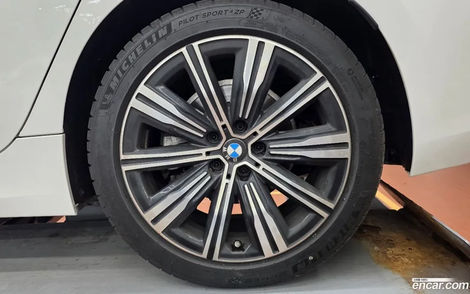 BMW 3 Series 320i 2025 — thumbnail 2