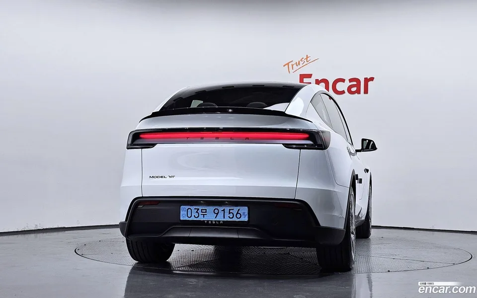 Tesla Model Y L AWD 2026 — thumbnail 4