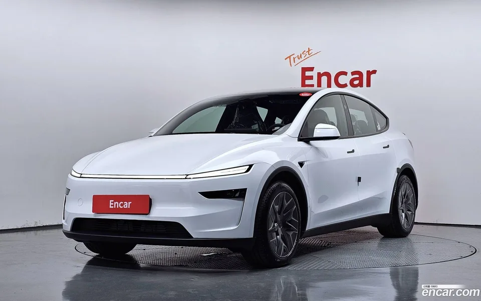 Tesla Model Y L AWD 2026 — photo 1, buy with delivery to Moscow