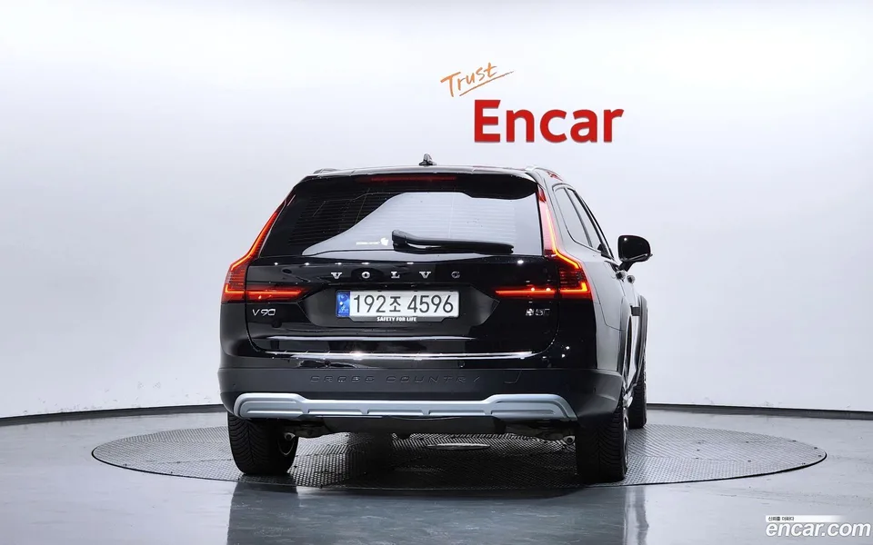 Volvo V90 Cross Country B5 AWD 2024 — thumbnail 4