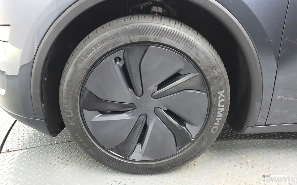 Tesla Model Y RWD 2025 — thumbnail 2