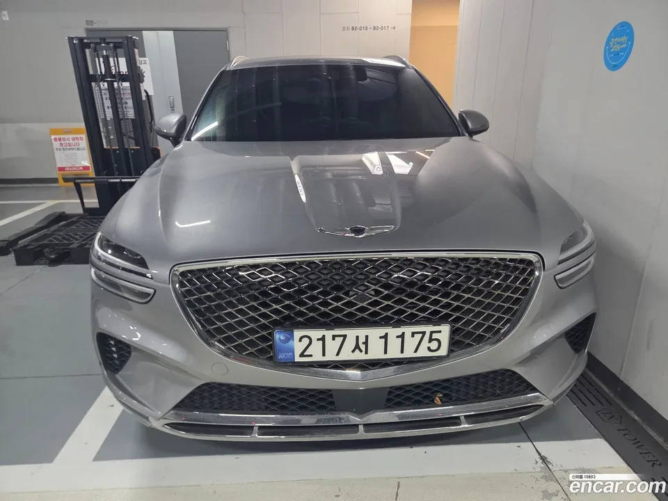 Genesis GV70 2.5T AWD 2023 — photo 1, buy with delivery to Moscow