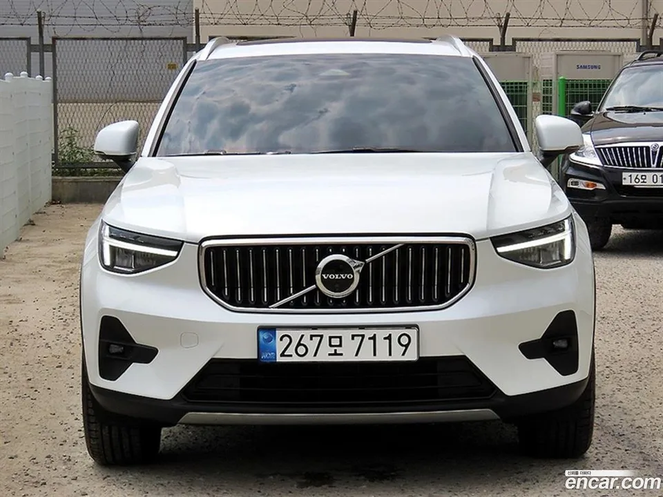 Volvo XC40 B4 2022 — photo 1, buy with delivery to Moscow