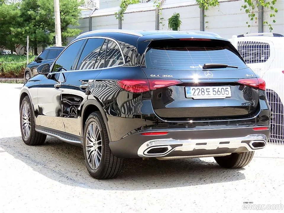 Mercedes-Benz GLC-Class GLC300 4MATIC 2025 — thumbnail 4
