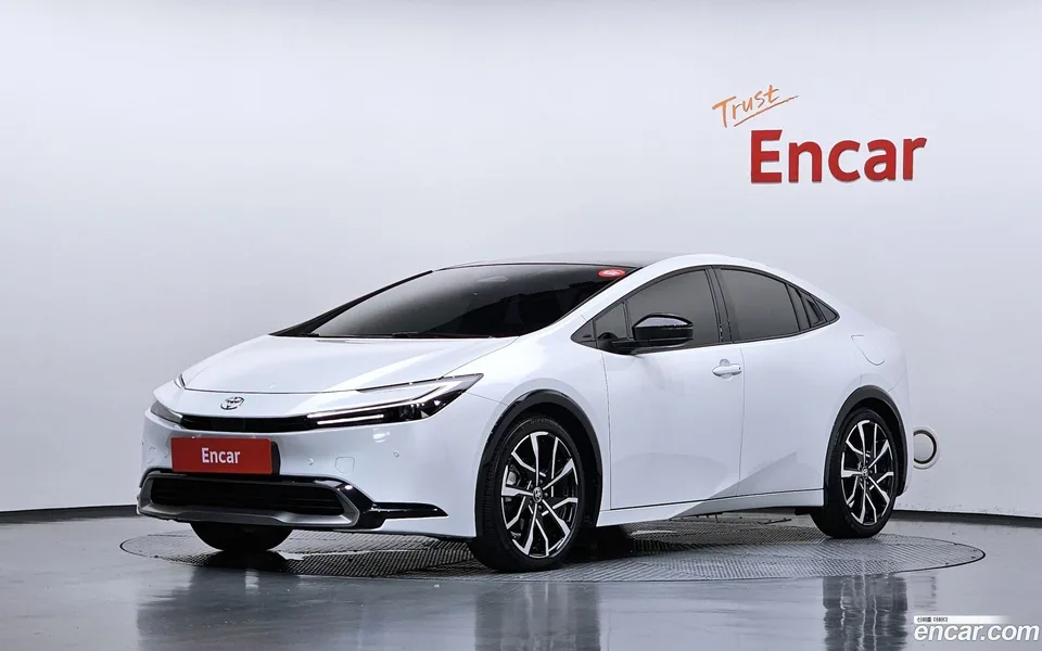 Toyota Prius 2.0 PHEV XSE 2026 — photo 1, buy with delivery to Moscow