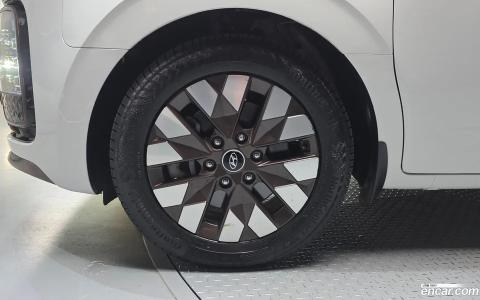 Hyundai Staria 4WD 2023 — thumbnail 2