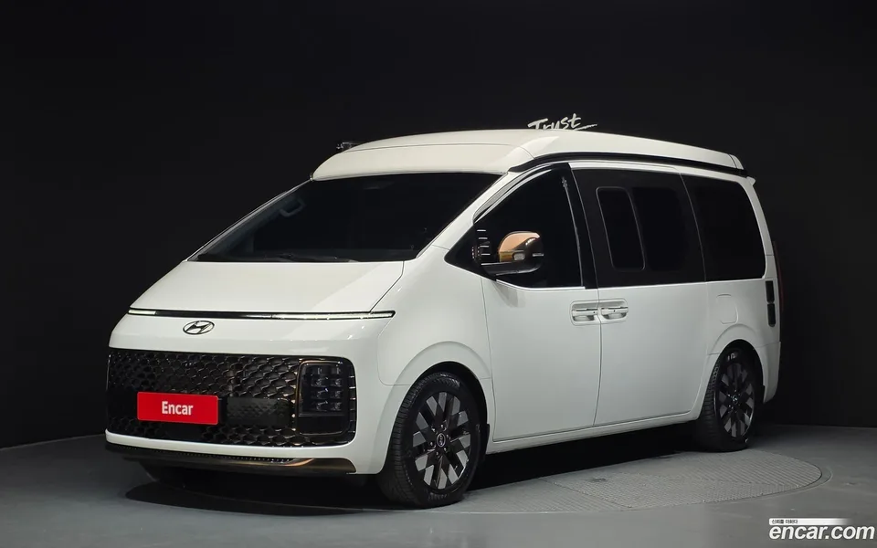 Hyundai Staria 4WD 2023 — photo 1, buy with delivery to Moscow