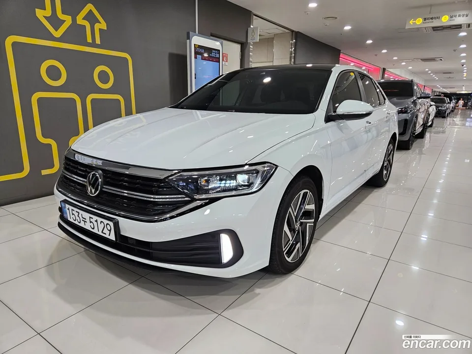 Volkswagen Jetta 1.5 TSI 2023 — photo 1, buy with delivery to Moscow