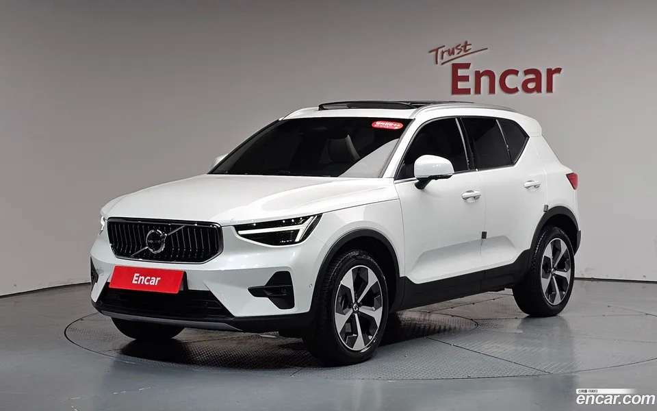 Volvo XC40 B4 2024 — photo 1, buy with delivery to Moscow