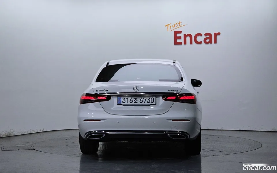 Mercedes-Benz E-Class E220d 4MATIC 2023 — thumbnail 4