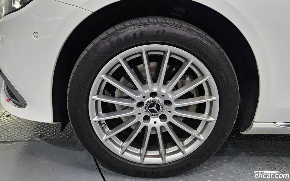 Mercedes-Benz E-Class E220d 4MATIC 2023 — thumbnail 5