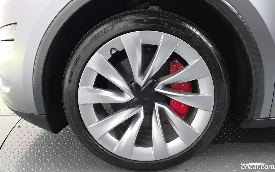 Tesla Model Y AWD 2025 — thumbnail 2
