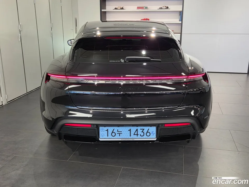 Porsche Taycan 4 2025 — thumbnail 4