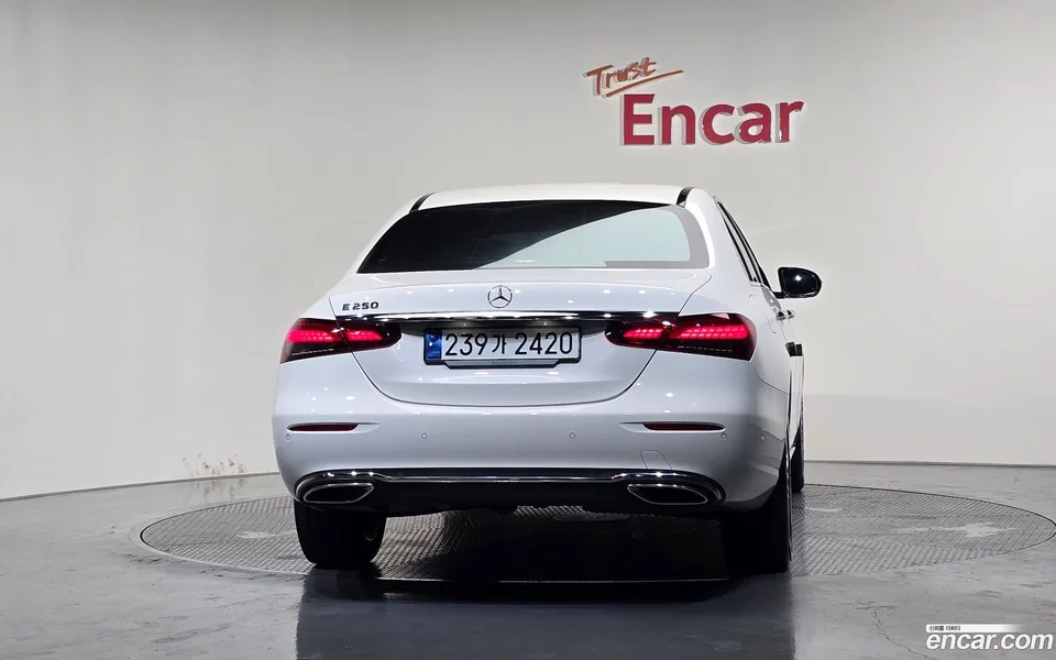 Mercedes-Benz E-Class E250 2023 — thumbnail 4