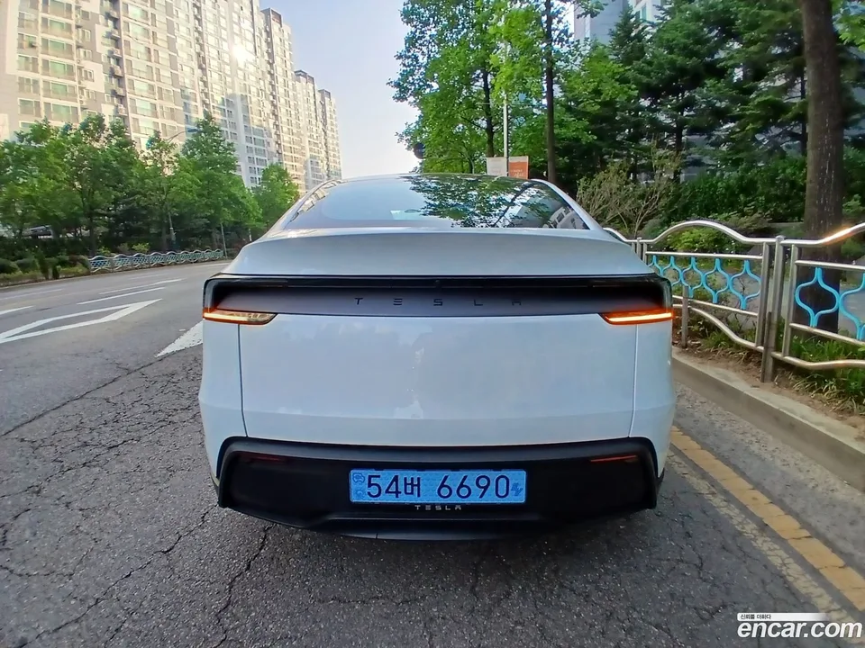 Tesla Model Y RWD 2026 — thumbnail 4