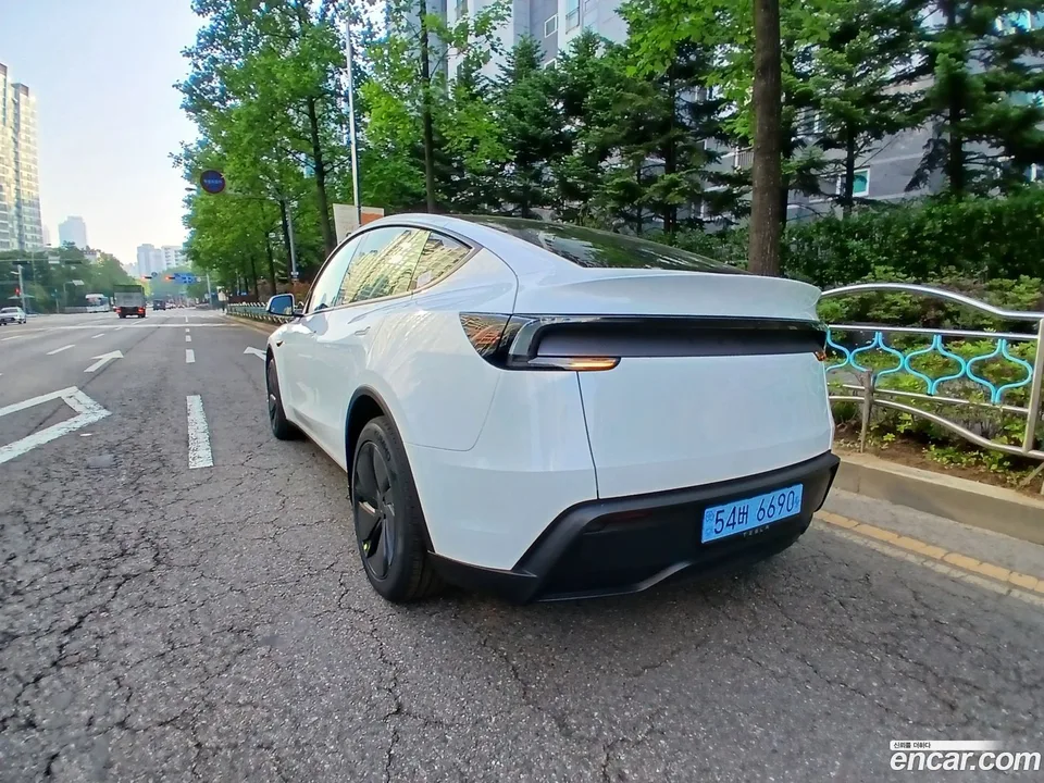 Tesla Model Y RWD 2026 — thumbnail 5