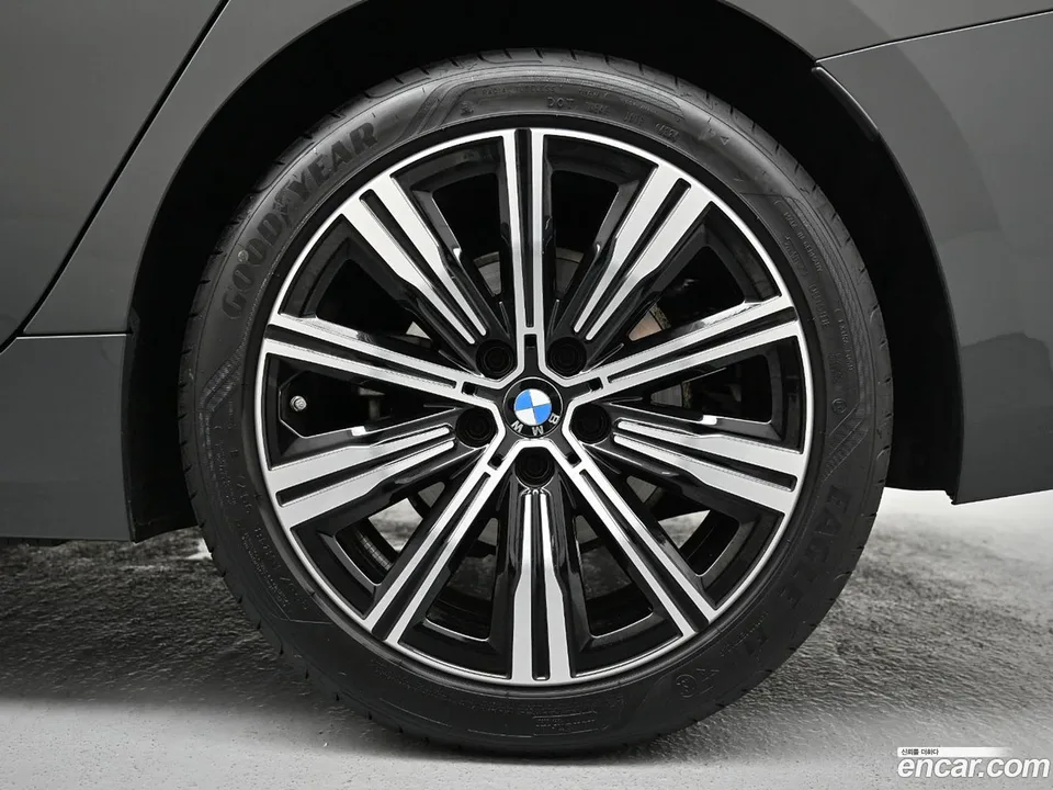 BMW 3 Series 320i 2025 — thumbnail 5