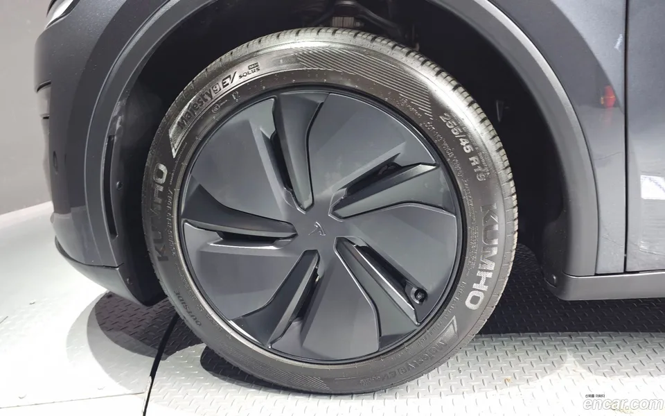 Tesla Model Y RWD 2025 — thumbnail 2