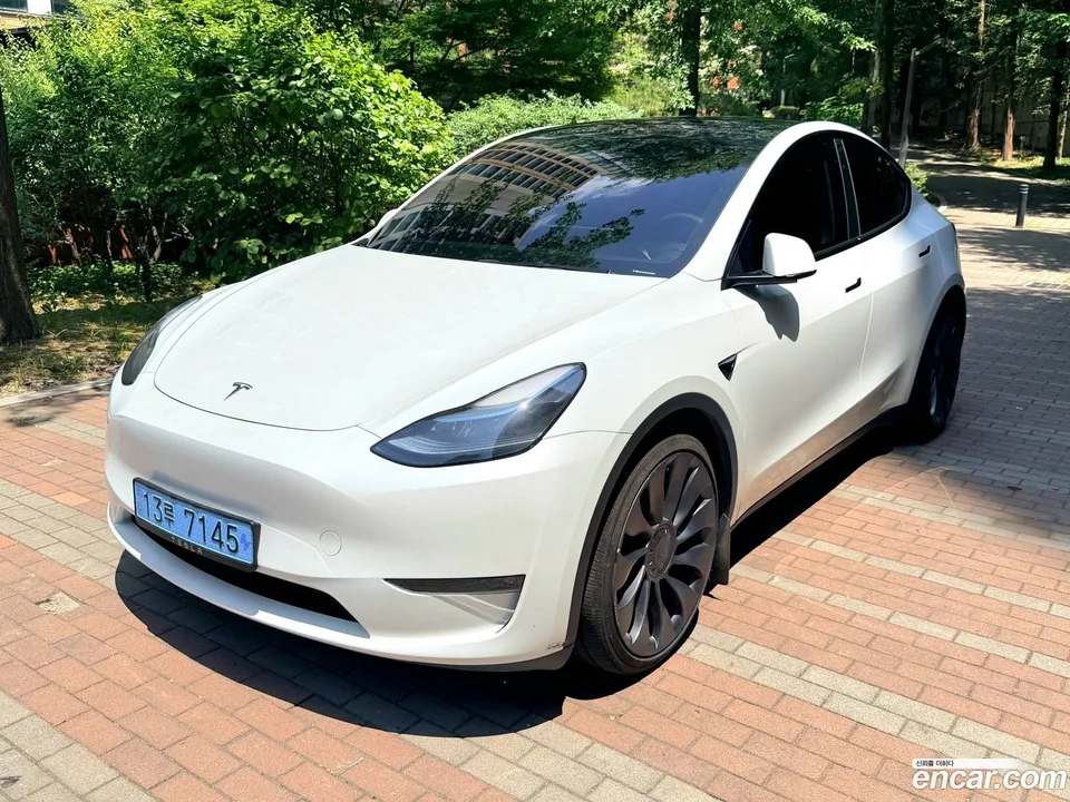 Tesla Model Y AWD 2024 — photo 1, buy with delivery to Moscow