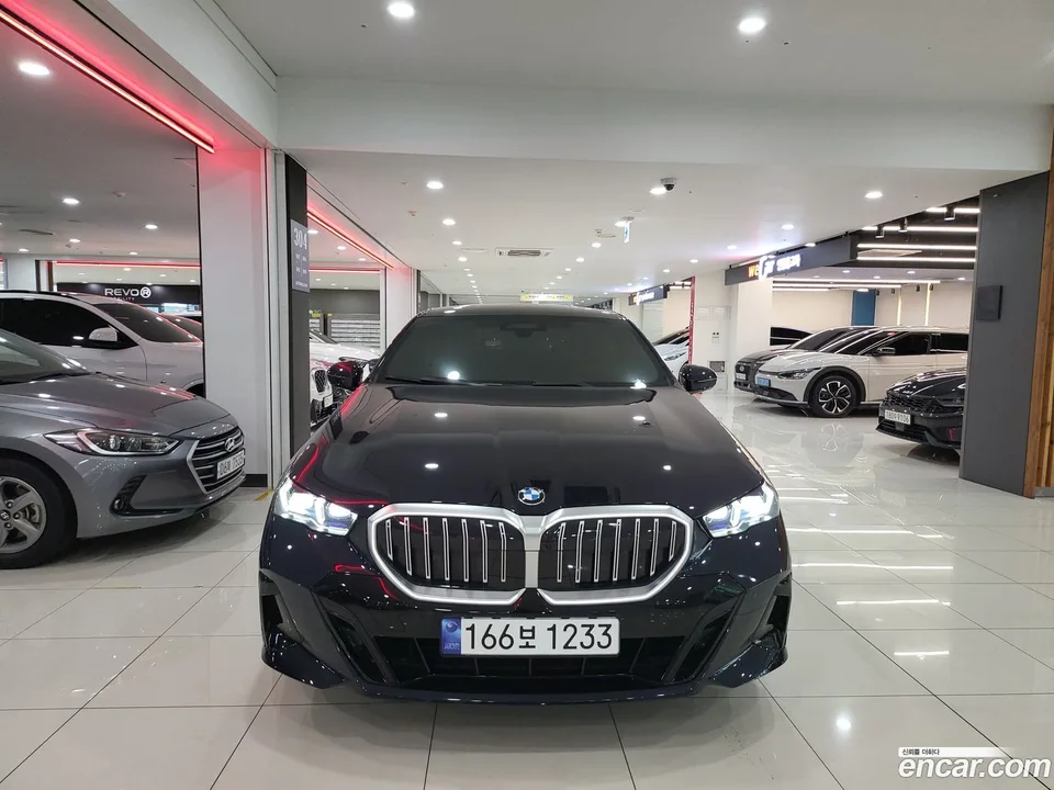 BMW 5 Series 520i M 2024 — thumbnail 3