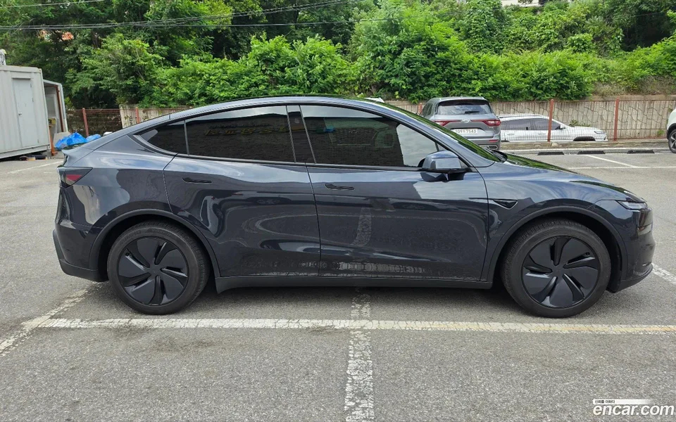 Tesla Model Y RWD 2025 — thumbnail 2