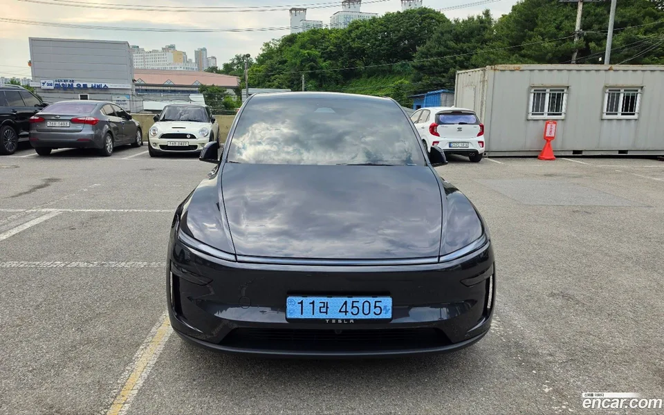 Tesla Model Y RWD 2025 — thumbnail 4
