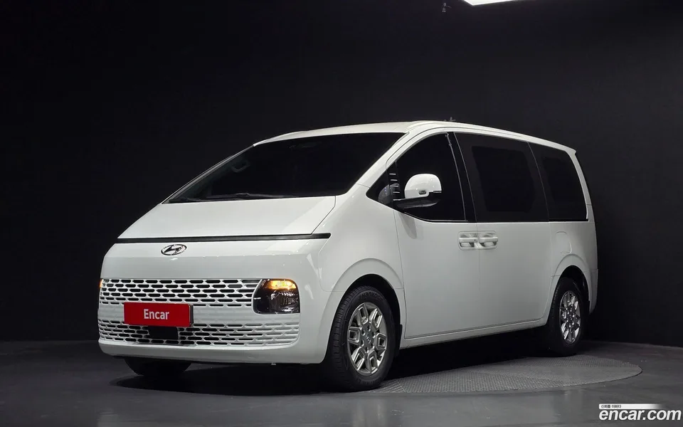 Hyundai Staria 3 2023 — photo 1, buy with delivery to Moscow