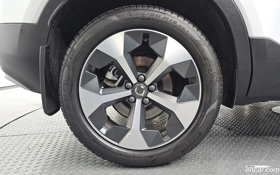 Volvo XC40 B4 2025 — thumbnail 2
