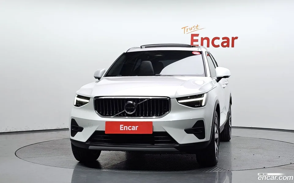 Volvo XC40 B4 2025 — thumbnail 3