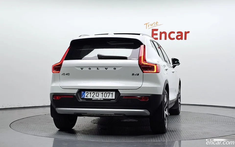 Volvo XC40 B4 2025 — thumbnail 4