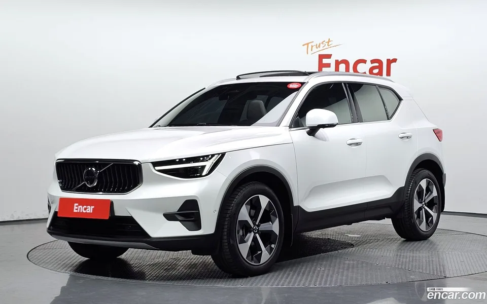Volvo XC40 B4 2025 — photo 1, buy with delivery to Moscow