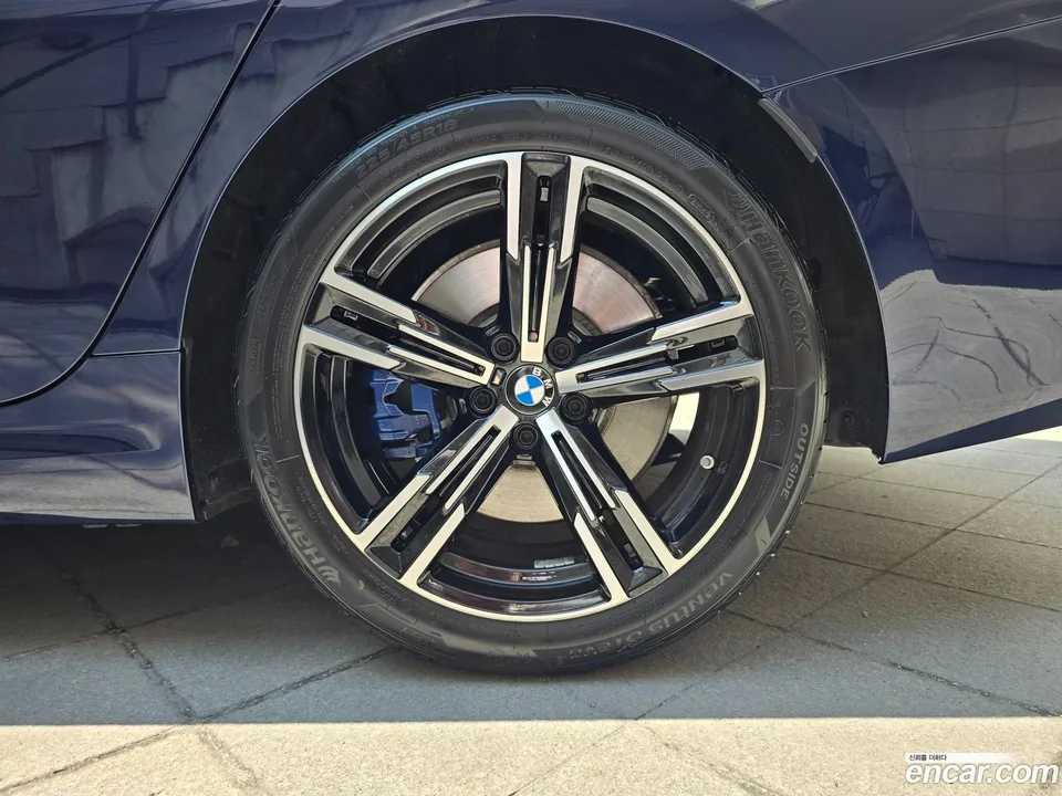 BMW 3 Series 320i M 2025 — thumbnail 2