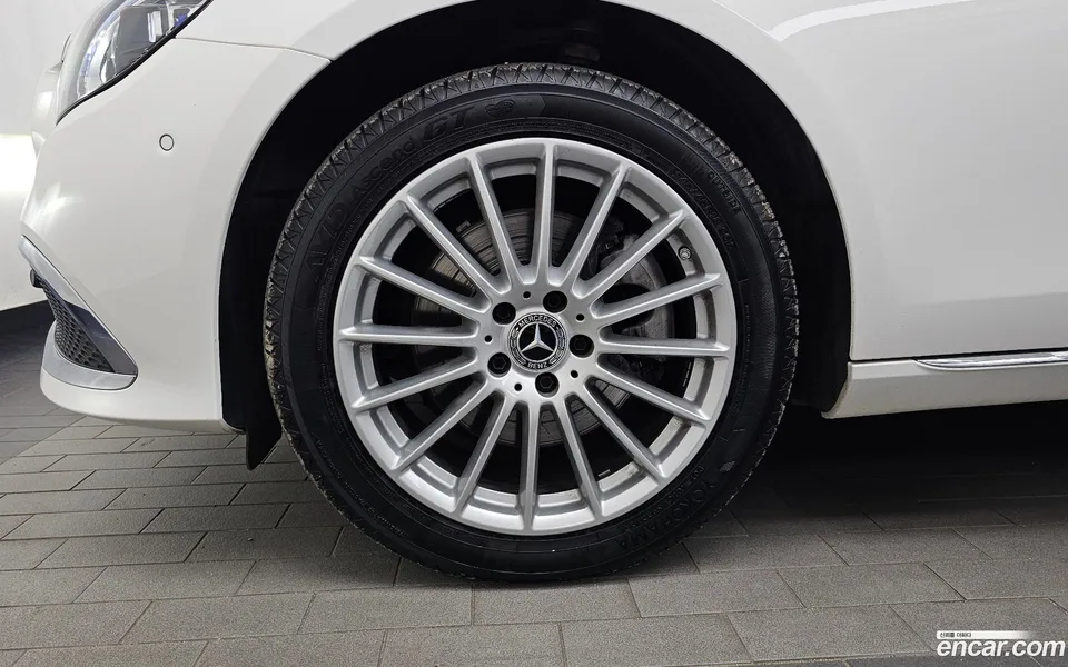 Mercedes-Benz E-Class E220d 4MATIC 2023 — thumbnail 2