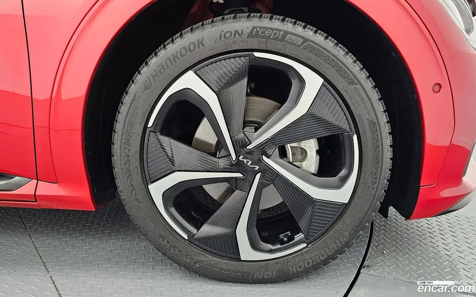 Kia EV6 2023 — миниатюра 2