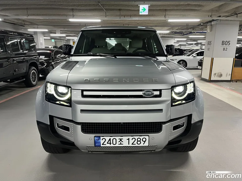 Land Rover Defender 110 D300 HSE 2023 — photo 1, buy with delivery to Moscow