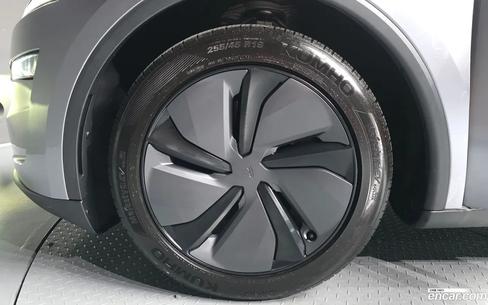 Tesla Model Y RWD 2025 — thumbnail 5