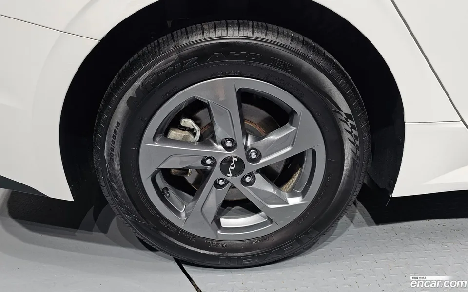 Kia K5 2.0 LPi() 2023 — thumbnail 2