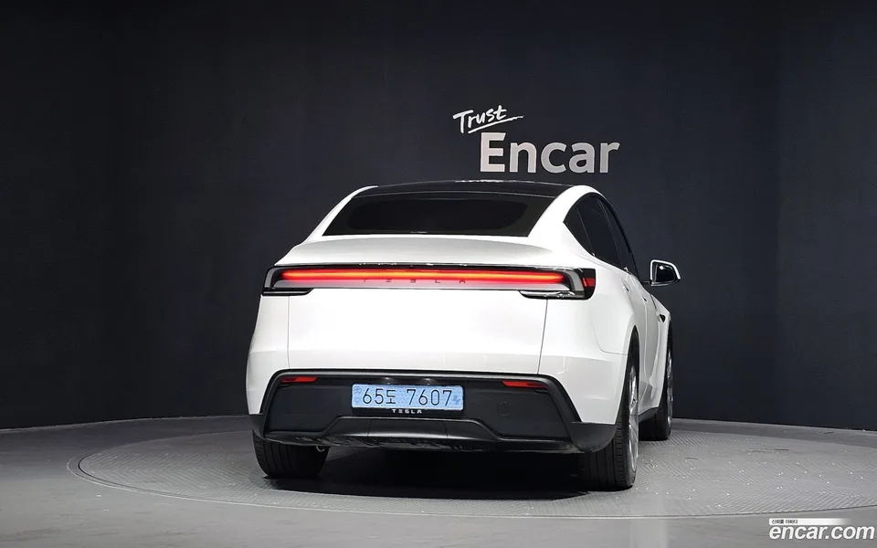 Tesla Model Y RWD 2025 — thumbnail 4
