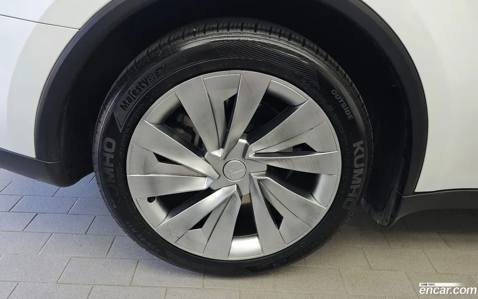 Tesla Model Y RWD 2025 — thumbnail 5