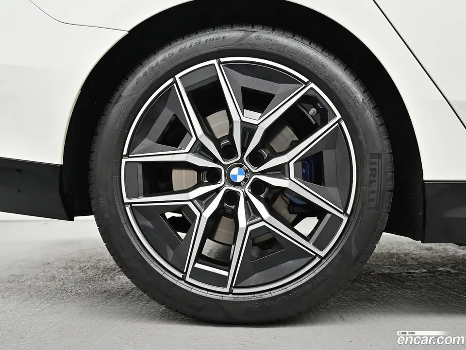 BMW 5 Series 520i M 2025 — thumbnail 2