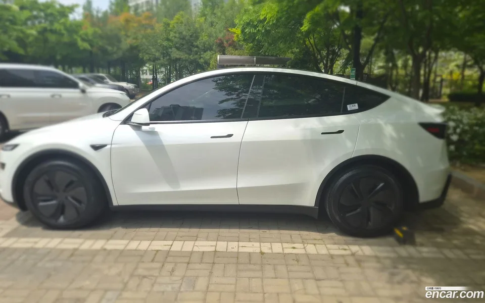Tesla Model Y RWD 2026 — thumbnail 3