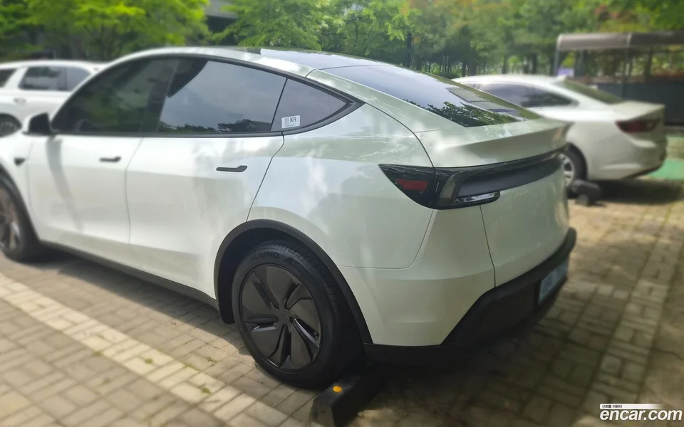 Tesla Model Y RWD 2026 — thumbnail 4