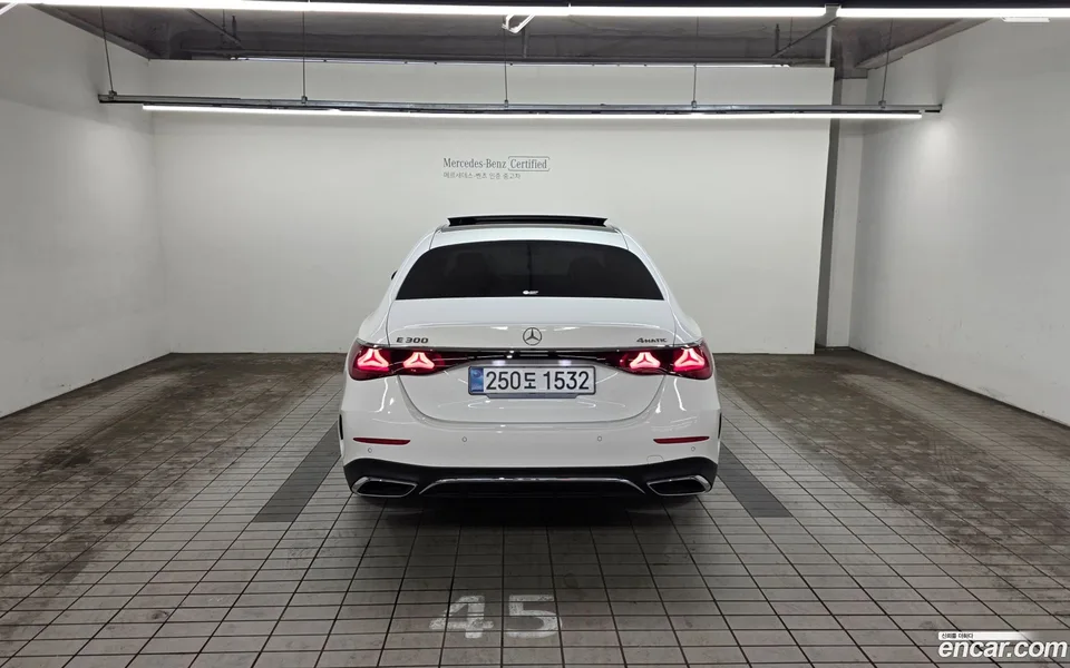 Mercedes-Benz E-Class E300 4MATIC AMG Line 2025 — thumbnail 4